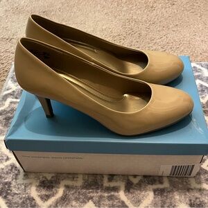 Predictions Comfort Plus NWOT Women’s Pump, Size 9 1/2, Nude/Beige